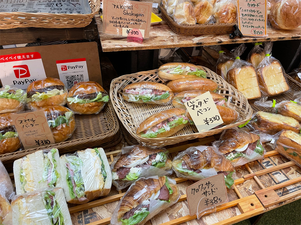 バーガー・サンドイッチの写真。レタスやほうれん草など実家で採れた野菜を使用。